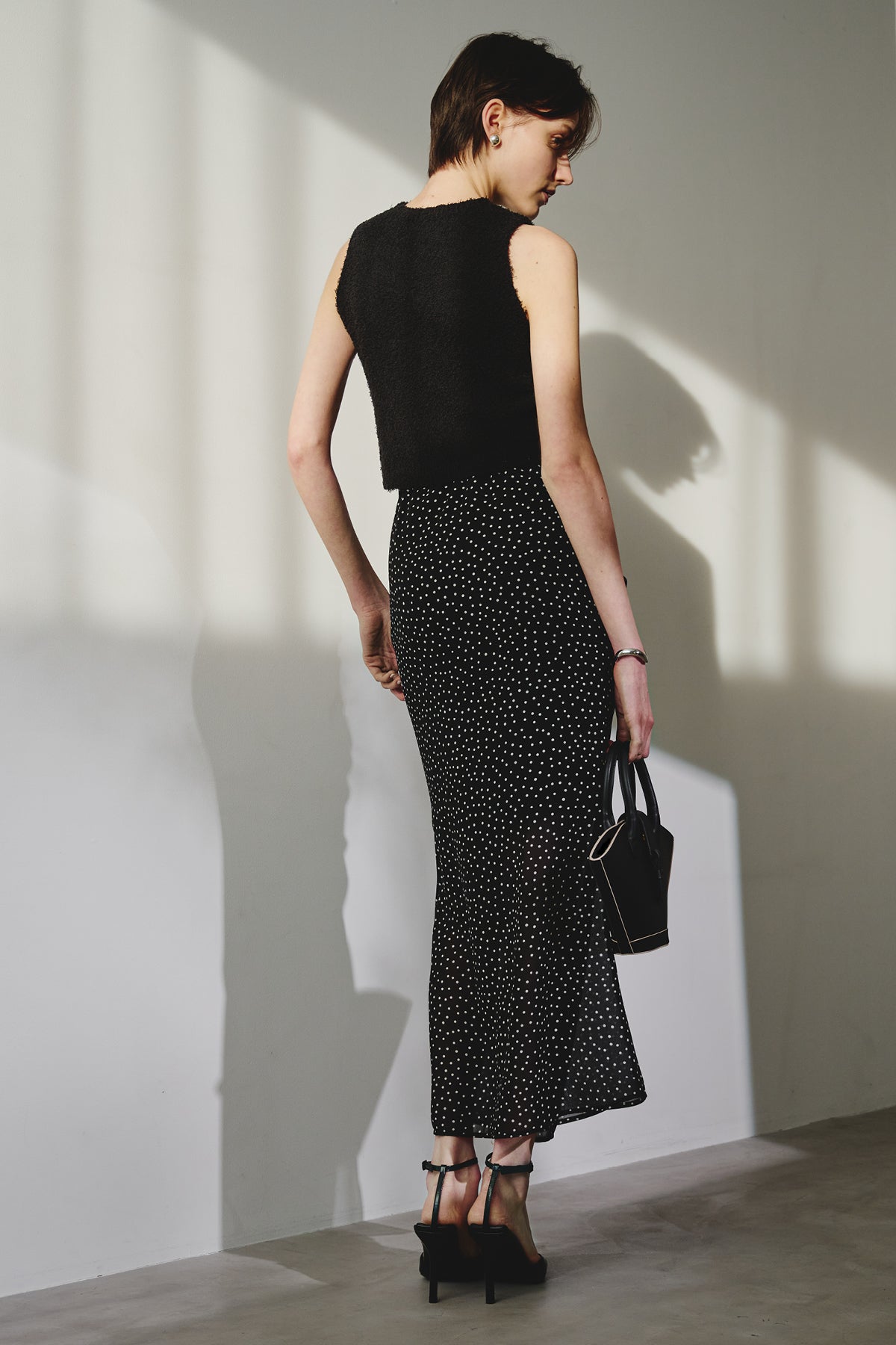 SLEEVE LESS KNIT